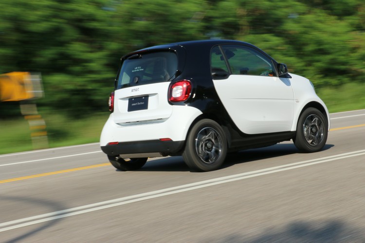 偏硬的懸載設定經過重新調校,舒適性比舊款好許多,但請別對它過度期待,基本上它還比不上一般小型掀背車的水準。