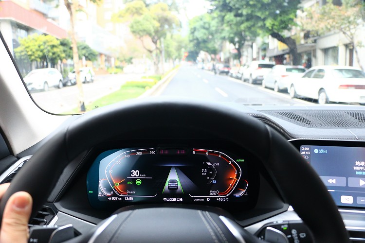 電腦控制與前距離非常聰明,不會出現那種急加速又極減速不適感。