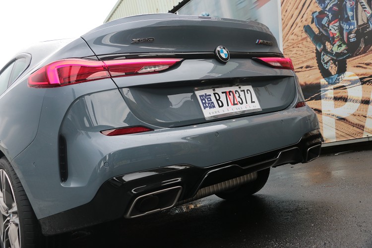 車尾承襲8系列Gran Coupe富有線條的多層次設計,配上讓車體猶如套上寬體套件的後保桿設計,硬派風格彰顯無疑。