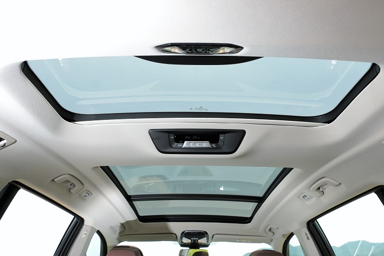 標準配備前後各有獨立天窗,減少車頂所帶來的視覺壓迫。