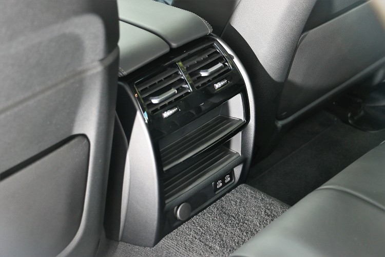 後座有冷氣出風口,下方還有兩個Type-C的充電孔。