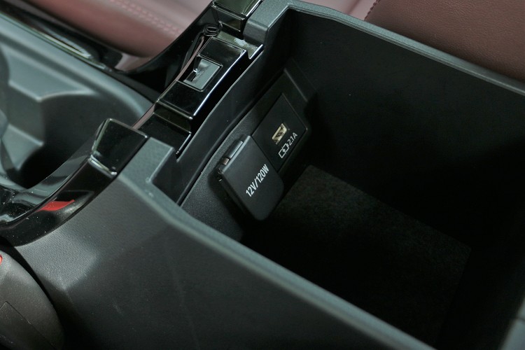 除了排檔桿前方之外,中央扶手內還有另外一個UBS插孔。