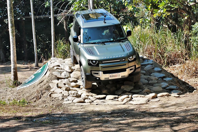 電腦如果偵測到大幅度落差路況,懸吊會自動升高35mm,必要情況下駕駛也能手動升高,懸吊最高行程可加高145mm。
