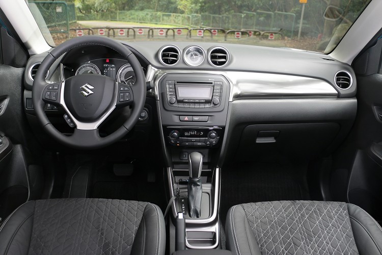進到車內,看不到奢華且無用的裝飾,雙手能及的都是實用且精實的配備,這也是Suzuki的一貫作風。