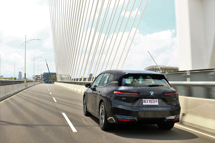 底盤懸吊設定上,可以感覺到iX相當硬派,畢竟要支撐住超過兩噸的車重,而且要保有BME該有的駕馭樂趣。