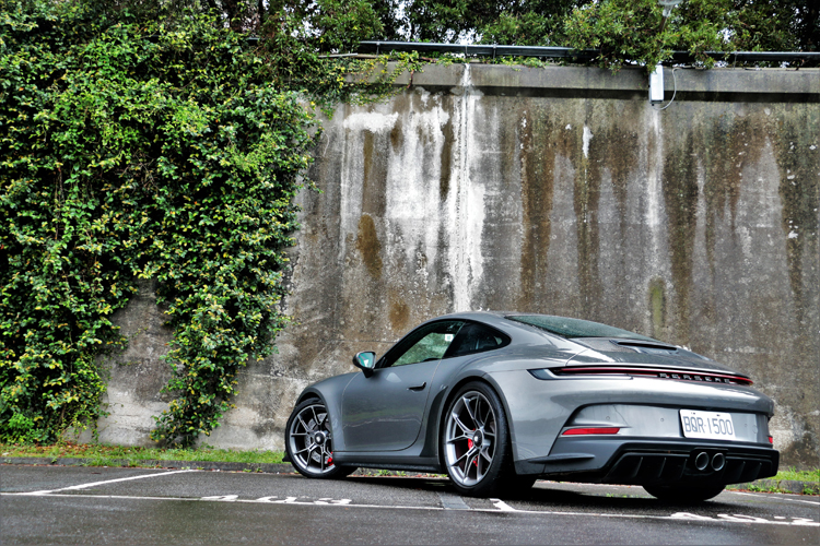 沒有尾翼之後看起來低調許多,一眼滑過就像是一般的911,除非你仔細端倪才會發現空力套件大有來頭。