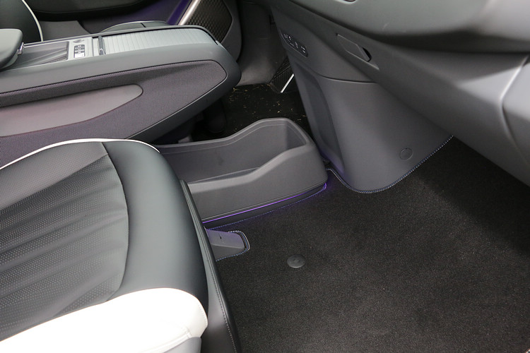 前座平坦的地板搭配雙層扶手,讓整體可用空間更為充裕。