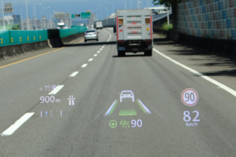 HUD顯示的資訊相當豐富,其中導航的路徑指示更是詳盡,在新年式25S Elite Plus上面已經成為標配。