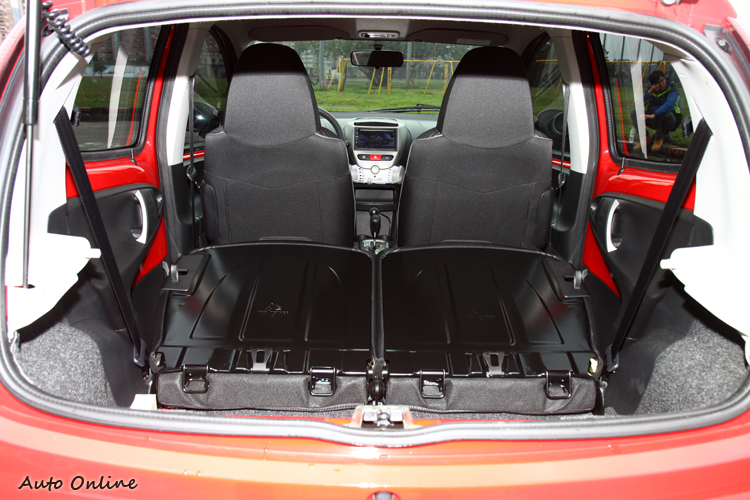 107座椅5/5分離,隨時應變載物需求。