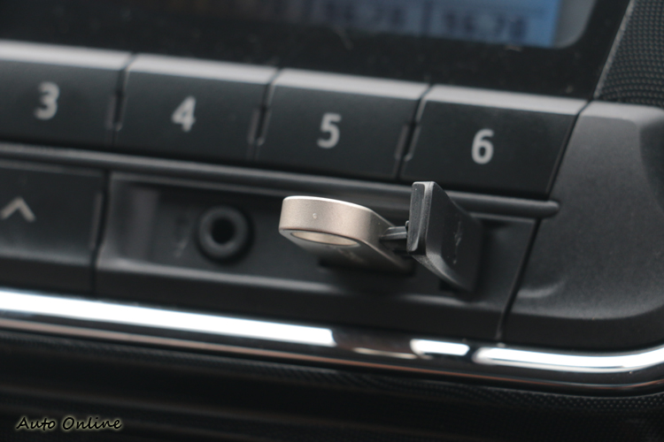 音響組看似簡單但同樣附有USB輸入功能,方便充電或是音源輸入。