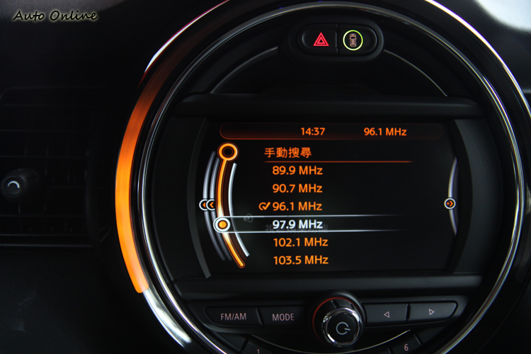 外圍的LED光圈除了好看之外,當你調整音量時它就變成音量指示計,相當有趣吧。