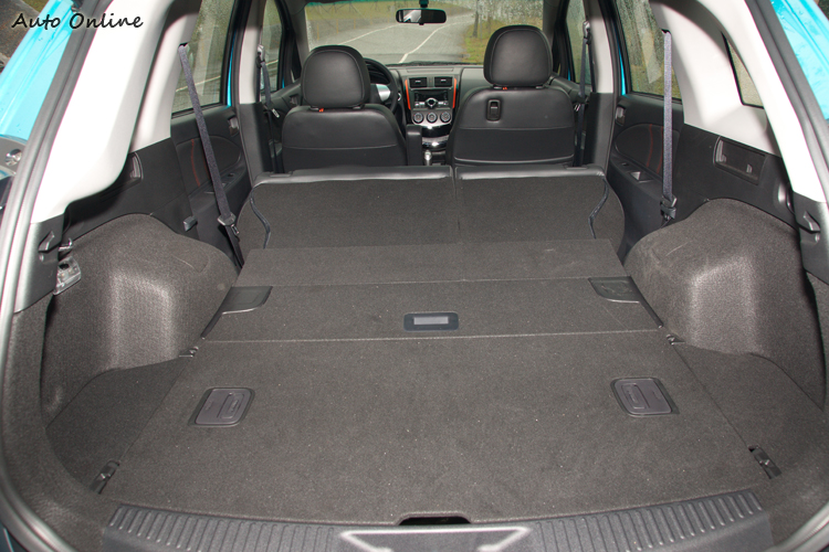 從行李廂即可操作放倒後座,增加使用便利性。