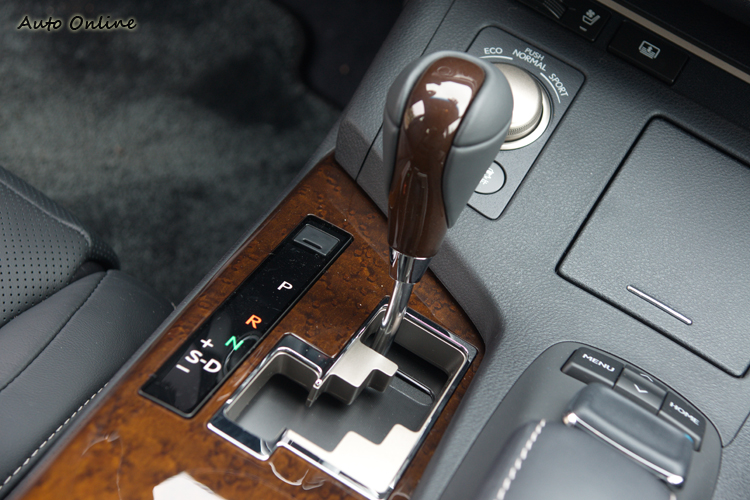 六速手自排變速系統。