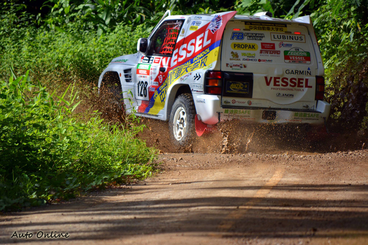 五速手排加上加力箱,足以應付各種路況、地形。