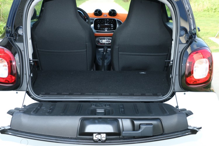 引擎和變速箱都位於後軸,卻也不會過度壓縮行李空間。