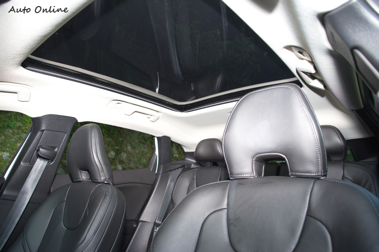 雖然天窗並不算真的「全景」,但面積也算相當大了。