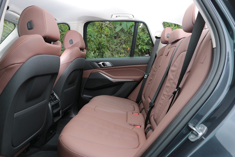 後座膝部與頭部空間寬敞無比,表現出大型休旅車改有的水平。