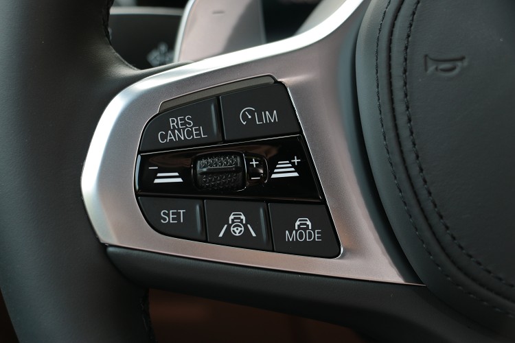 安全性標準配備BMW Personal CoPilot智慧駕駛輔助科技支援主動車距定速控制系統、主動車道維持輔助等。