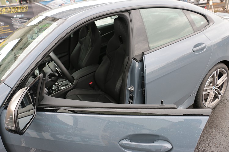 無框窗設計的車門,絕對是跑車該有的元素之一。