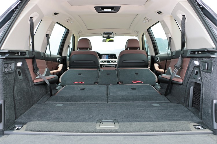 如果後座椅背全數放倒則可擴大至2120公升。