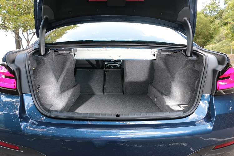 後車箱行李置物容積可達530公升,後座椅背支援40/20/40傾倒功能,可瞬間增加行李廂空間。