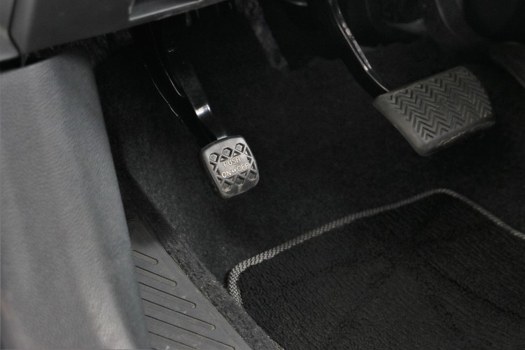 手煞車維持傳統,採用腳踩的方式。