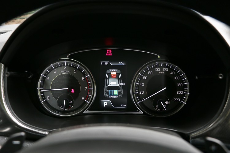 駕駛者前方的儀表板為傳統雙圓,中間多功能顯示幕提供輕油電系統狀態。