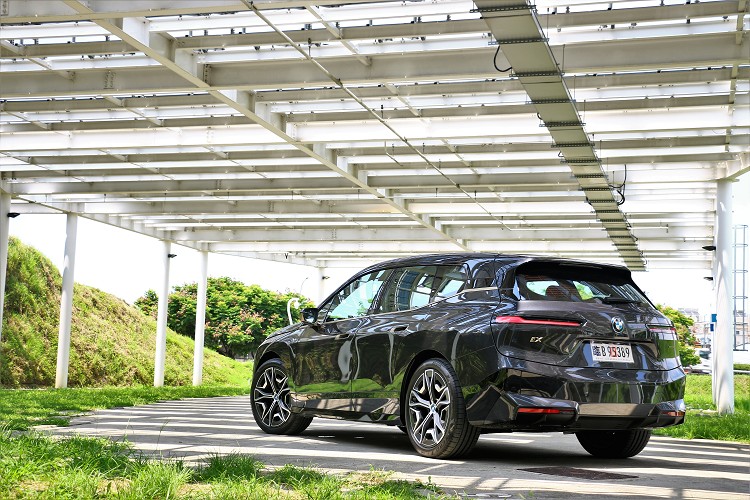 十年前,i3是開創了當時的電動車格局,十年後,iX將再次突破立下新世代電車的標竿。