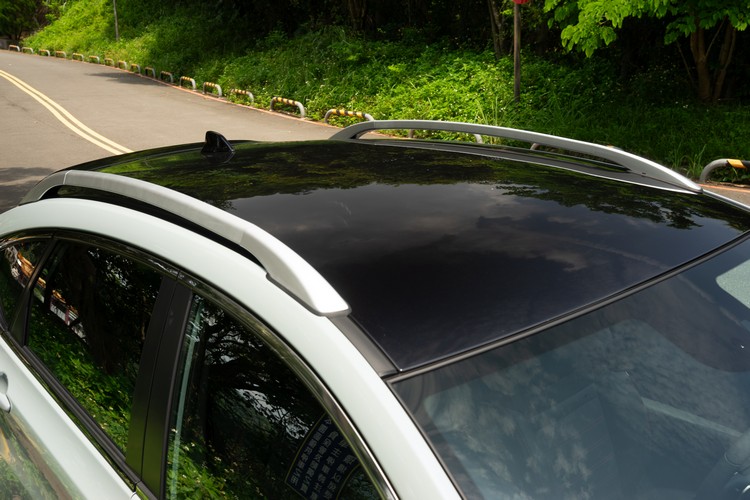 黑色車頂在視覺上增添了一些運動風