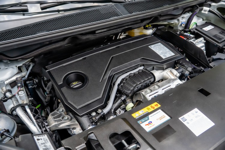 所搭載的P2架構油電系統以1.2升直列三缸渦輪引擎搭配21ps馬力的馬達,系統綜效最大馬力145ps