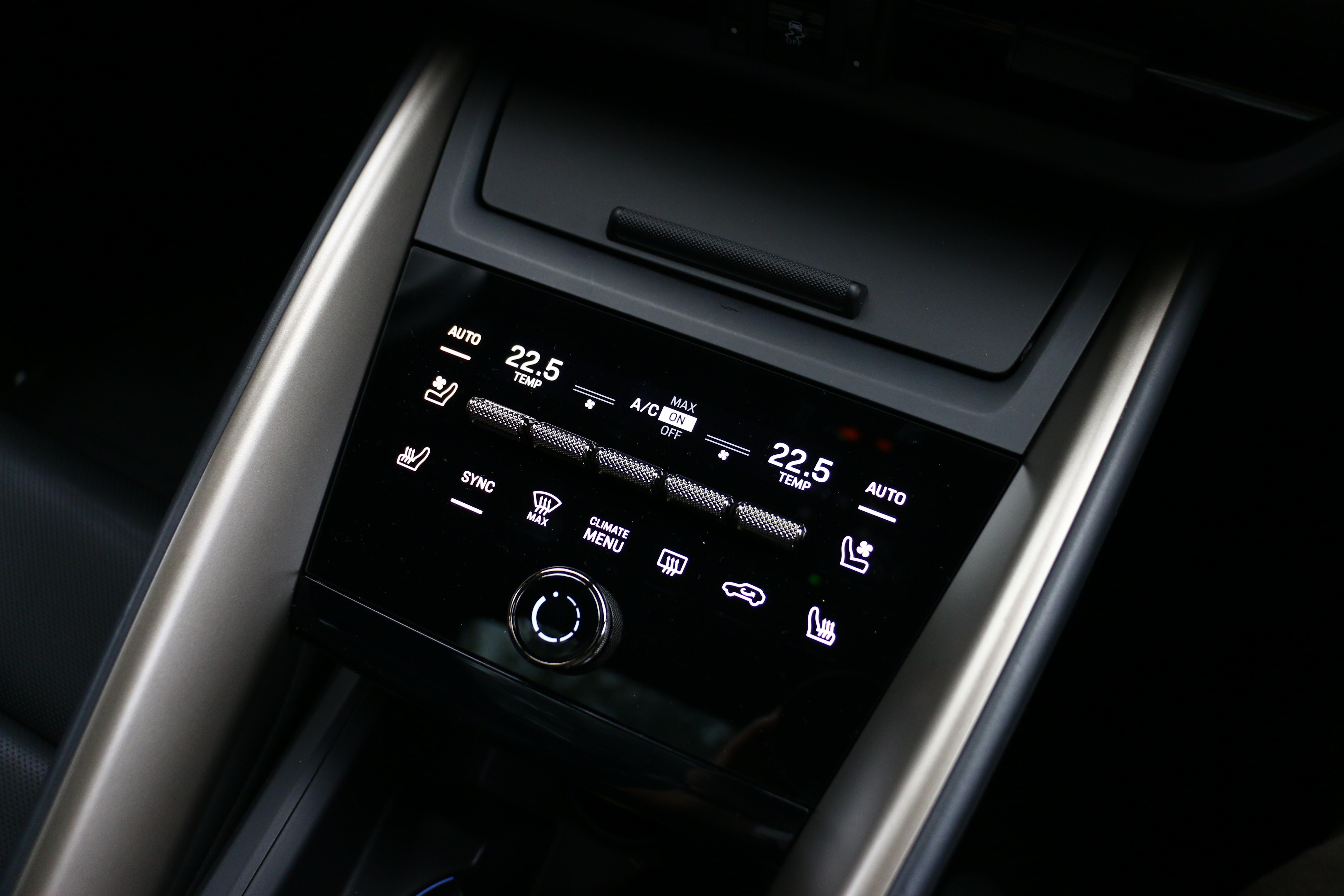 冷氣控制介面集中在中央鞍座前方區塊，維持類按鍵操作回饋。