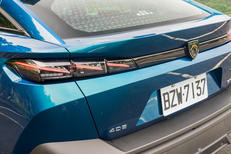 三爪造型尾燈組是延續品牌一貫的獅爪尾燈的又一詮釋