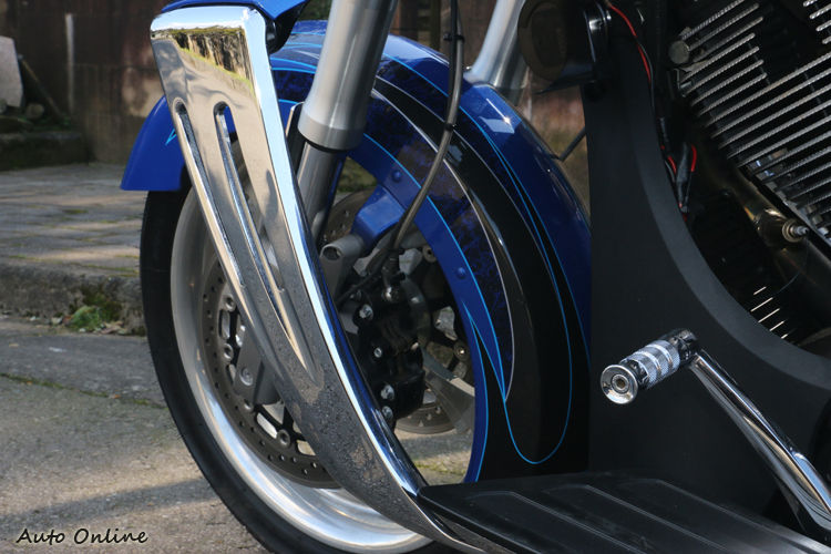 這銀色閃亮亮的東西其實是保險桿,還可以直接當駐車架使用喔。