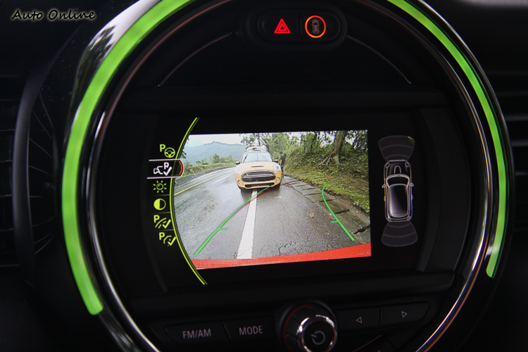 配備全彩導車顯影功能,路邊停車更方便。