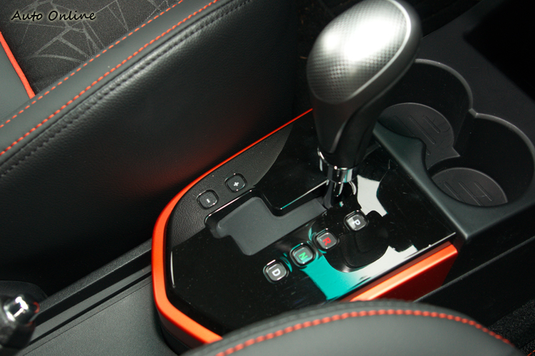 CVT變速箱提供了模擬七速的手動換檔模式,在需要超車等情況下還是有些用處。