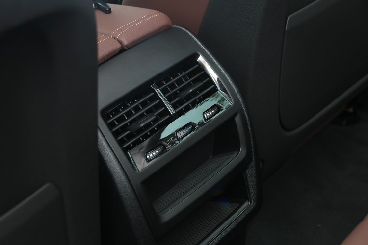 後座雖然沒有獨立恆溫空調,但也有機械式的溫度調整與風量大小控制。