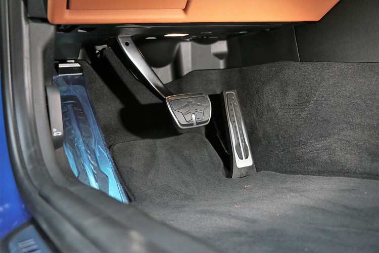 BMW特有的立柱式油門踏板,可避免發生踏墊卡住油門的險境。