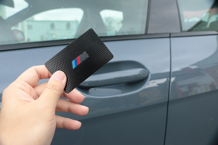 除了可以用鑰匙開啟車門之外,BMW還推出類似卡片的鑰匙作為另一選項。