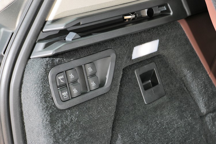 車內座椅具有全電動調整模式,從後車廂就能輕易控制。