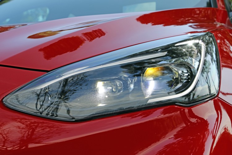 頭燈配備AFS主動式轉向照明輔助系統以及刃型LED日行燈。