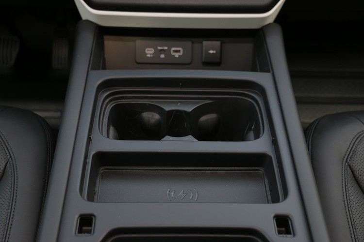 除了中央鞍座前方的兩個充電孔,也可選配無線充電裝置。