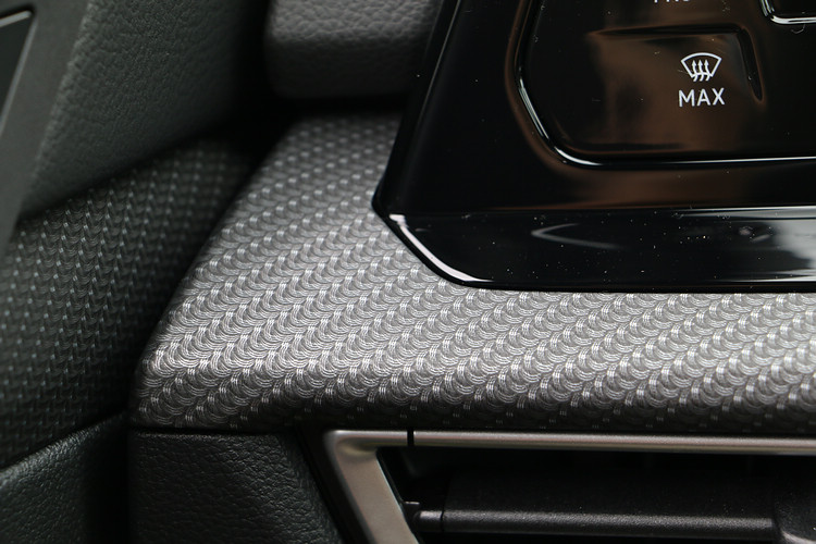 內裝搭配的類編織紋路飾板無論觸感或視覺上的質感都很不錯。