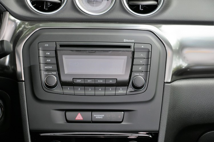 前驅版本音響主機為傳統無螢幕式樣,當然購車後可以跟業代選配大螢幕主機。