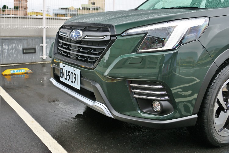 車頭以家族六角型水箱護罩作為視覺中心,,延伸至兩側全新銳眼鷹式LED頭燈以及鍍鉻造型獵爪鷹式LED霧燈座。