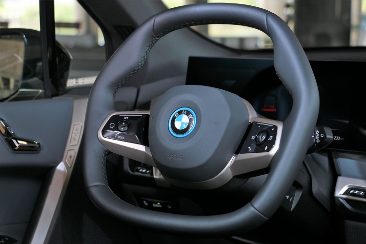 全新六角造型多功能方向盤,造型相當前衛、雙肋式又帶點復古。