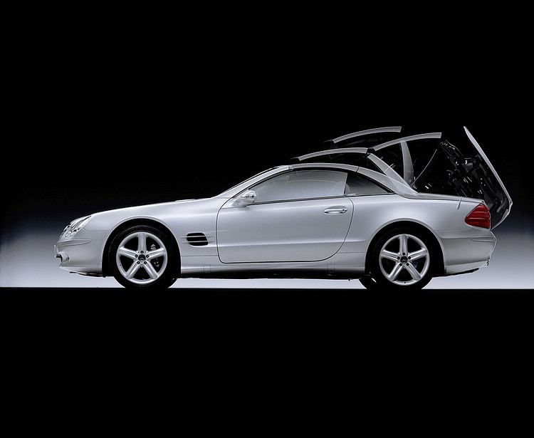 第五代SL (R230) 的硬頂頂蓬只要16秒就可以完成開蓬。