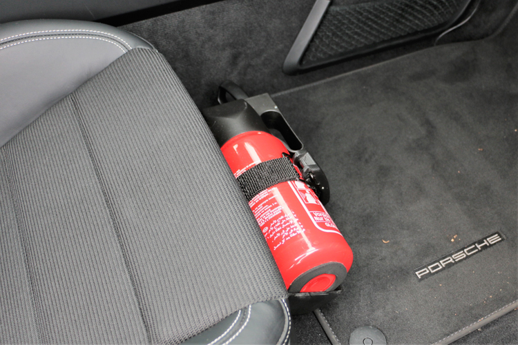 車內滅火器是選配,可能成為保命錦囊,用不到時也是種裝飾。
