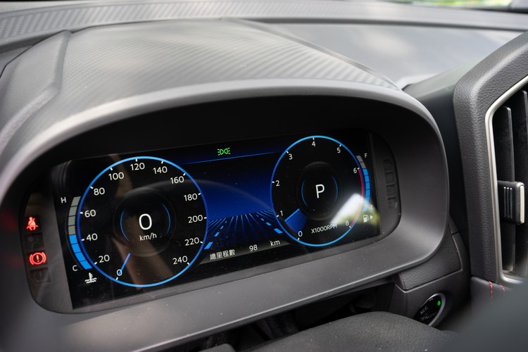 駕駛者前方換上10.25吋數位儀錶,畫面設計則比較偏傳統