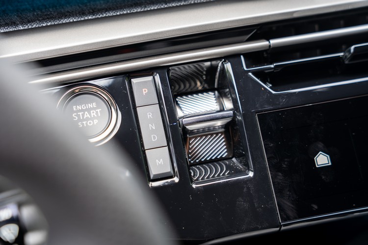 eDCS6雙離合器自手排變速系統的撥鈕式換檔介面配置於方向盤旁邊