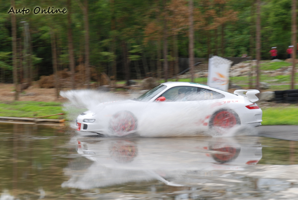 一開始先由Porsche 911 GT3激駕甩尾來暖暖場。